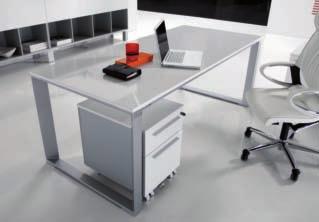 Il piano del tavolo scrivania con struttura in alluminio, la cassettiera, il mobile di servizio e la libreria con ante saliscendi, tutto coordinato con la finitura in laminato lucido bianco.
