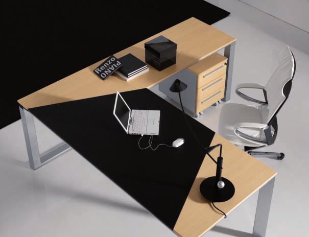 Die Schreibtische mit zusammengesetzten Platten gestalten den Arbeitsplatz angenehmer und