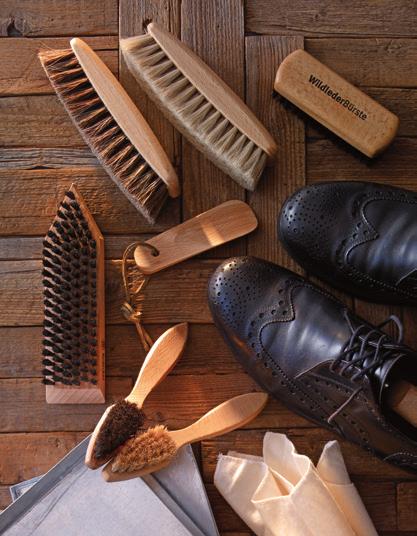 Luxus-Schuhputz-Set Wissenswertes über Leder (Leder = durch Gerbung haltbar gemachte Tierhaut) Die Ledererzeugung kann als eines der ältesten Gewerbe der Menschheit bezeichnet werden.