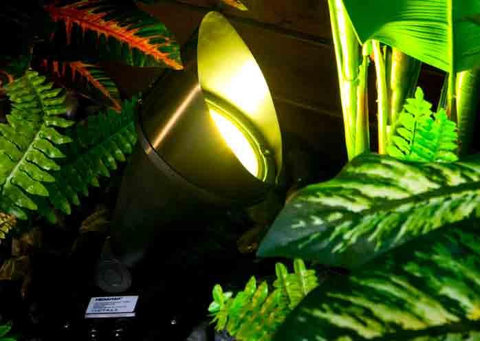AUSSENLEUCHTEN E27/GU0 LED/ESL AUSSENLEUCHTEN Die MEGATRON Außenleuchten CAPPI und TEKA S bringen Atmosphäre in Garten und Hof. Mit dem Erdspieß wird die Leuchte einfach in den Boden gesteckt.