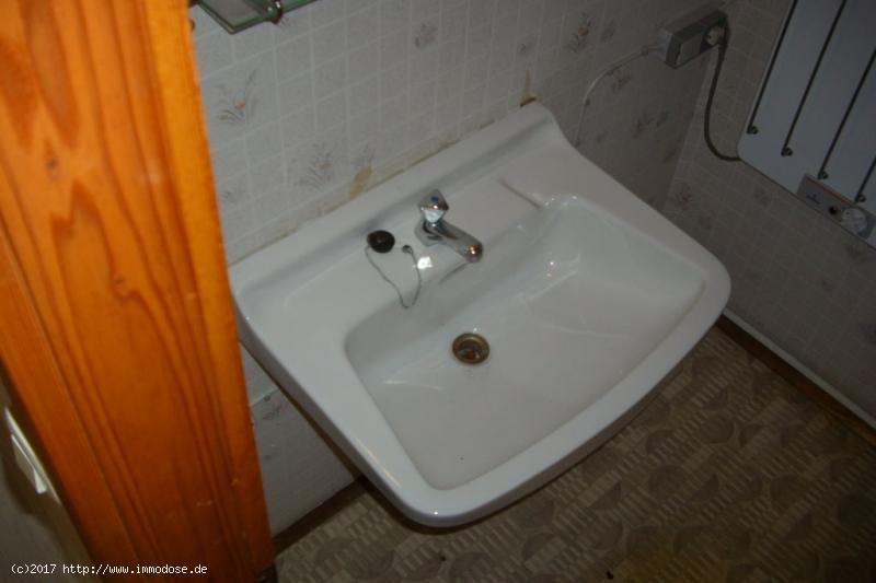 Waschbecken in der Gaestedusche mit WC Seite 36 /
