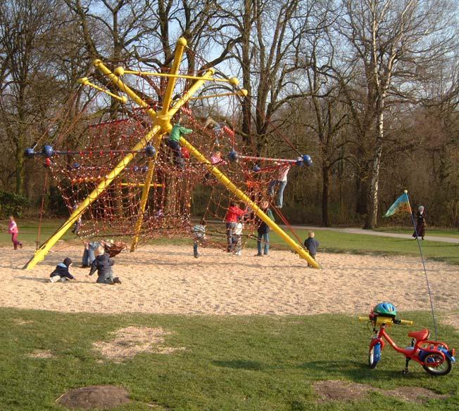 Mitte Spielschiff im Schlosspark Als 1980 das große Spielschiff Herten im Schlosspark aufgestellt wurde, war es eines der ersten Seilspielgeräte überhaupt.