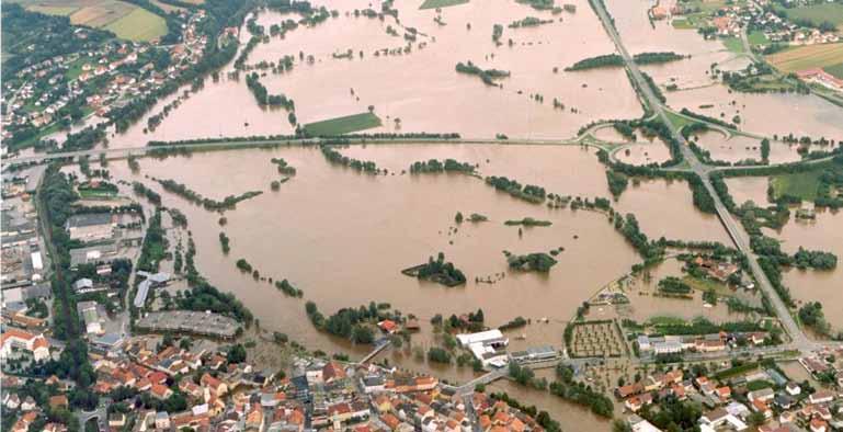 Natur- und Umweltschutz Wasserrecht August-Hochwasser 2002 in Cham Hochwasservorsorge Festsetzung des Überschwemmungsgebietes Am Regen Das Landratsamt ist als untere Wasserbehörde gesetzlich