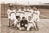 Abteilungen 100 Jahre TSV Raidwangen Bild oben: Aktive um 1960. Als dann Hubert Henzler 1961 die Mannschaft übernahm ging es mit dem Raidwanger Fußball bergauf.