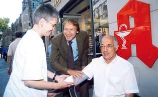 2007 Das Jahr im Überblick Auch Ex-Fußballprofi Bernd Cullmann (rechts) ließ sich am Tag der Apotheke in Köln seine Werte überprüfen. Juli Mehr als 17.