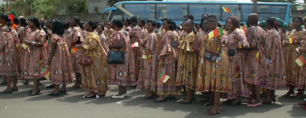Mit einer Freundin Hédwiges fuhr ich Richtung Zentrum Yaoundés, aber alles war dicht. Zu viele Frauen waren auf den Straßen unterwegs.