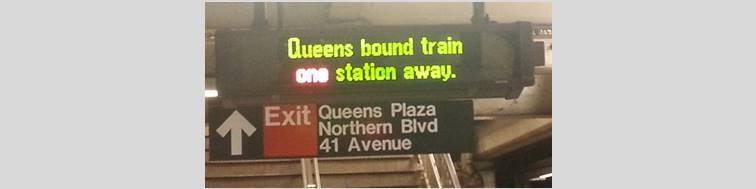 Abbildung 10 zeigt eine dynamische Bahnsteigsanzeige der Metropolitan Transportation Authority an der Haltestelle Queens Plaza in New York City, welche anzeigt, dass der nächste Zug