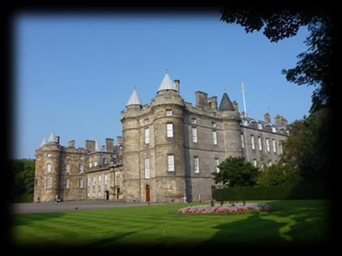 Zu den markantesten Sehenswürdigkeiten der Stadt zählen die Burg von Edinburgh und der Holyrood-Palast. Letzterer wurde im 12 Jh.