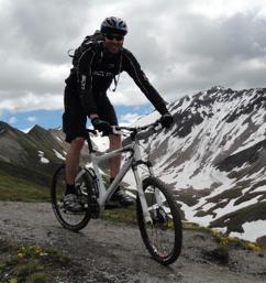 ob mit dem Bike, Ski oder beim Klettern, Ramon ist sozusagen mulifunktionell einsetzbar, ritz- kratz- und wasserfest.