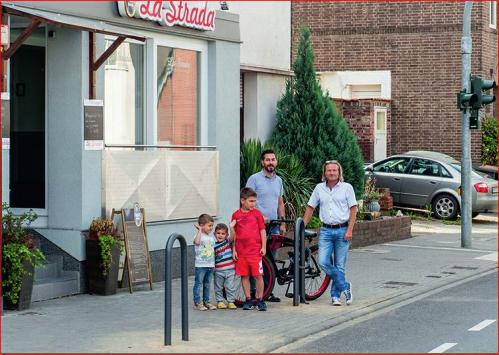 Mehr Sicherheit für Fußgänger auf der Kerpener Straße Adem Bas, Betreiber des Restaurants und Pizzeria La Strada, und Branko Appelmann, SPDOrtsvereinsvorsitzender in Sindorf, sind zufrieden mit dem