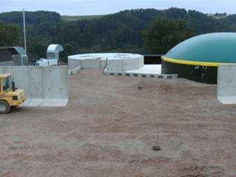 Biogasanlage Wallhalben Technische Daten: Nachwachsende Rohstoffe (Maissilage, GPS, Grassilage, Getreide) Hydrolysefermenter 2 x 250 m³ und Feststoffdosierer Fermenter: 983 m³ (Nutzvol.