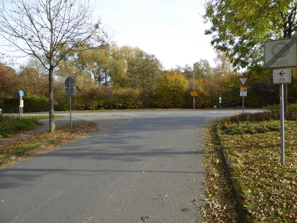 BEISPIEL: STADT HAAN Dieser Radweg gefährdet die Radfahrer, nicht nur durch eine fehlende Fahrbahnmarkierung, dass hier der Radweg