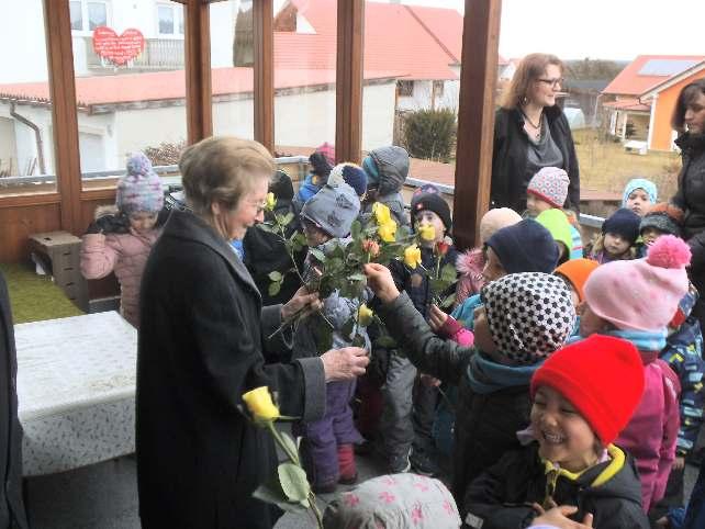 Der Bischof gratuliert Die Kindergartenkinder überreichen Rosen Walli Buchner mit