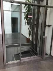 Länge des längsten Rampenlaufs: 4 m Handlauf vorhanden: beidseitig Aufzug zum OG (Zimmer + Seminarräume) + UG