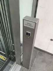Bedienelement Aufzug innen Aufzug Aufzug hell und blendfrei ausgeleuchtet.