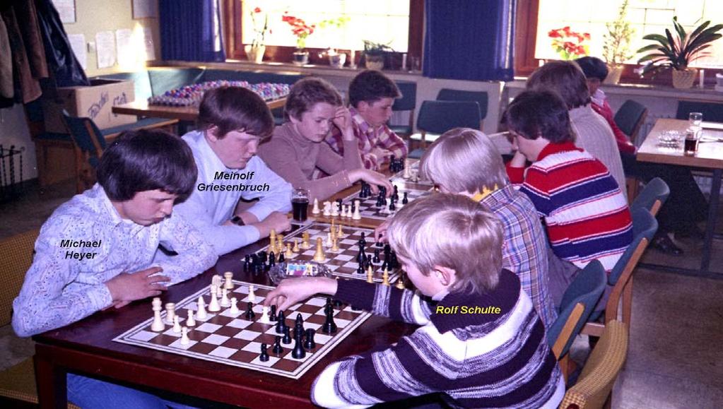1977 (gleichzeitig Stadtblitzmeisterschaft) Gaststätte "Unterm Glocken", Neuenrade 11 Senioren u. 8 Schüler 1 Runde "jeder gegen jeden" mit Tonbandansage 1. Walter Cordes SF Neuenrade 7,5:2,5 + 1:0 2.