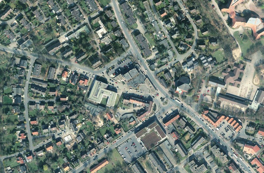 1. Aufgabenstellung Ortsmitte Gievenbeck im Luftbild Für die künftige Entwicklung des Ortszentrums von Münster-Gievenbeck soll ein Leitbild in einem öffentlichen Bürgerdiskurs entwickelt werden.