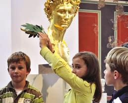 Die Kinder lösen knifflige Auf gaben rund um die berühmten Männer und das römische Trier.