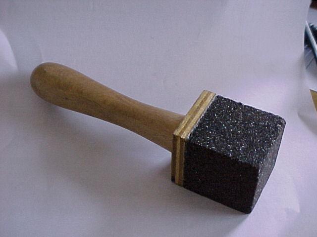 Bild 6: Siliciumcarbid - Schleifstein mit Holzhandgriff In der Regel genügt ein leichtes Abschleifen der Oberfläche um die gewünschte Verbesserung zu erzielen.