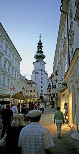 Najatraktívnejšiu časť Bratislavy predstavuje bez pochyby Staré mesto, kde sa možno túlať úzkymi uličkami a obdivovať prekrásne historické
