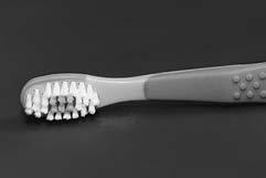 Zwergenzahnpasta, so viel Zahnpasta, wie auf den Landeplatz der Zahnbürste passt. Die richtige Dosierung der Zahnpasta kann auch durch die Tellerlösung erreicht werden.