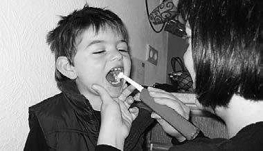 2.1 Täglich Zähne putzen üben in der Kita PROBLEM: Die Kinder sind schon nach 10 Sekunden fertig. Die Kinder schauen zum Fenster hinaus und vergessen dabei, was sie eigentlich tun sollen.