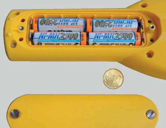 Oben: Das Batteriefach lässt sich einfach mit einer Münze öffnen. Das Gerät wird von vier austauschbaren NiMH-Batterien Typ AA versorgt.
