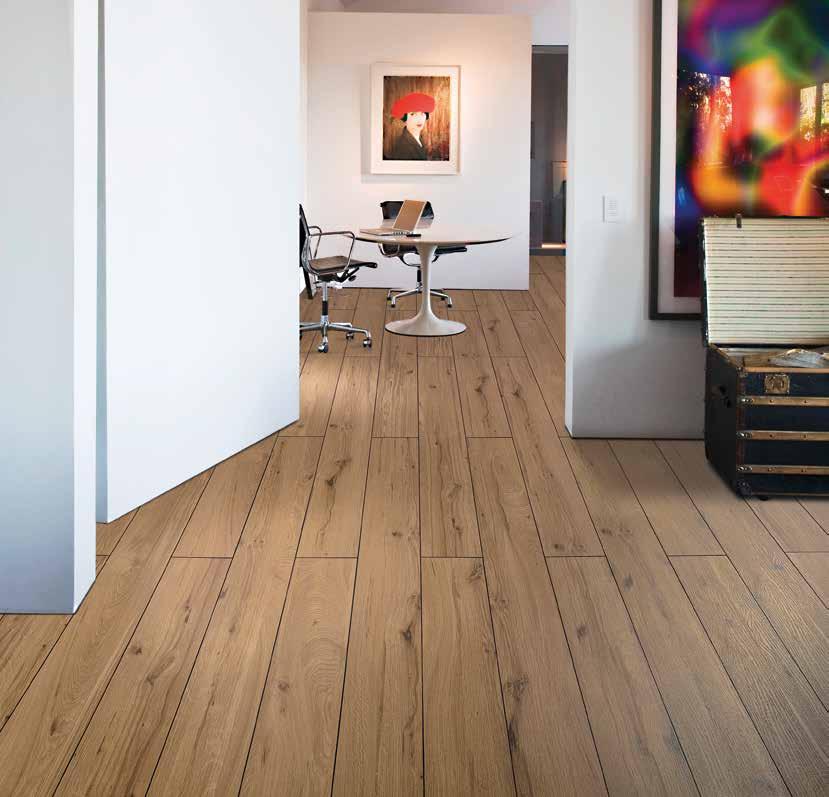 Der Bodenbelag Eiche Rustikal ist verfügbar in einer langen Diele mit eingefärbter Fase. Er ist die perfekte Wahl für individuelle minimalistische Einrichtungen.
