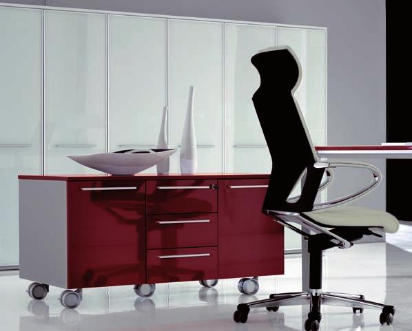 L'élégance du verre rétro laqué fait de Vertigo un programme de mobilier personnalisé et à l'avantgarde par des matériaux et des coloris plus actuels.