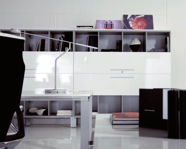 Le plateau du bureau avec la structure en aluminium, le caisson, la desserte et la bibliothèque avec portes coulissantes horizontales, le tout coordonné en finition laminé blanc luisant.
