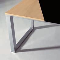 Las mesas de despacho con sobres compuestos en acabado melamina arce y en ecopiel negro hacen más cálido y acogedor el