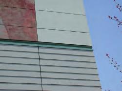 Zum Austauschen einzelner Fassadentafeln eignet sich die farbgrundierte Eternit Fassadentafel Elementa.