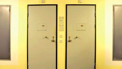Unterbringung der Gefangenen Die Gefangenen in der JVA Dresden sind in Haftstationen mit 21 bis 25 Plätzen, überwiegend in Einzelunterbringung untergebracht.