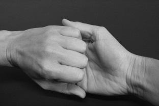 Schritt 1: Reiben Sie Handfläche auf Handfläche, ggf. die Handgelenke. Schritt 2: Reiben Sie die rechte Handfläche über linken Handrücken und umgekehrt.