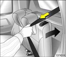 Sicherheitsnetz 3 bei Bedarf aus der Vertiefung unter der Sitzfläche der Rücksitze herausnehmen. Picture no: 13742H.