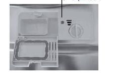 8.7 Klarspüler einfüllen Der Klarspüler wird automatisch im letzten Spülgang hinzugefügt und sorgt dafür, dass das Geschirr flecken- und streifenfrei trocknet. VORISCHT Nur Markenprodukte verwenden.
