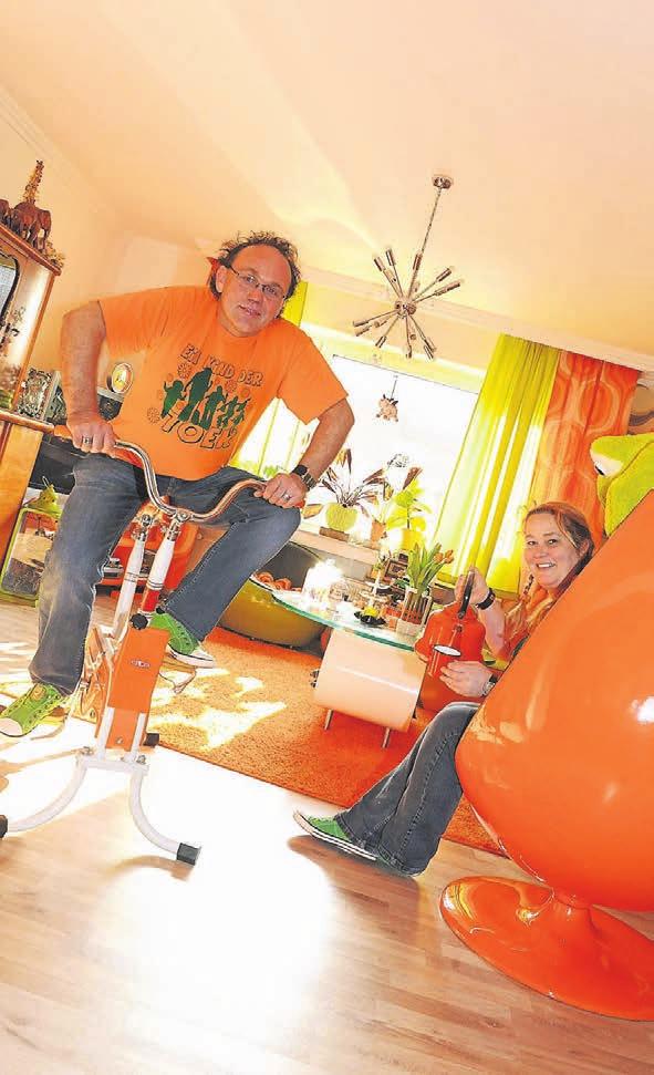 F8 Grevenbroich auf Zeitreise Flower-Power hat überlebt Blick ins orange-grüne Wohnzimmer: Zur Einrichtung von Michael und Marita Fletzoreck zählen auch ein Trimmrad und ein Sitz-Ei aus den 1970er
