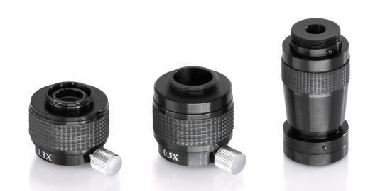 Für das korrekte Anbringen einer Mikroskopkamera ist ein Adapter mit einem C-Mount-Gewinde notwendig, der bei abgenommener Verschlusskappe auf den Adapter-Anschluss gesetzt wird.