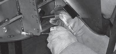 an Maschinen mit rotierenden Werkstücken oder Werkzeugen (Einzugsgefahr) 2 Wird jeweils geprüft, ob sich scharfkantige Werkstücke nachträglich bearbeiten lassen oder ob Schnittwerkzeuge geschützt