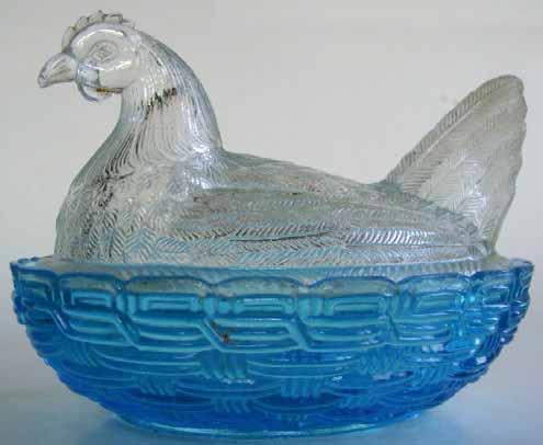 Abb. 2010-1/140 Henne auf einem Korb, farbloses und blaues Pressglas s. MB Reich & Co.