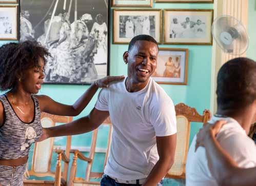 Tanzen Das kubanische Tanzlehrer-Team wird euch an zehn Tagen jeweils drei Stunden in den populären Tänzen Kubas unterrichten. Im Vordergrund des Tanzunterrichts steht die Salsa Cubana.