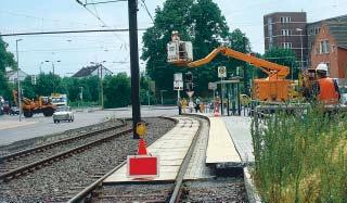 Schienenfahrzeug gesteuert öffnet. Gut sichtbar im Gleis aufgestellte Haltscheiben sind bei Arbeitsstellen im Gleisbereich von Straßenbahnen geeignete Technische Einrichtungen.
