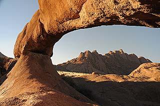 Riesige Granitkuppeln ragen hoch in den Wüstenhimmel. Genießen wir den großartigen Sonnenuntergang!
