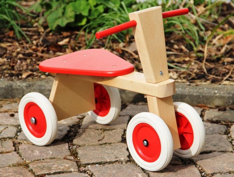 Natürliche Kinderspielzeuge Sitzroller natur-rot Dieser Sitzroller ist ideal für die ersten mobilen Fortbewegungsversuche von Kleinkindern im Alter von ca. 16 Monaten.