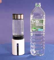 Falls Sie ohne große Luftblase abgefüllt haben, ist dies mehr und mehr Wasserstoffgas, das durch seinen Partialdruck die Löslichkeit des Wasserstoffs im Wasser erhöht.