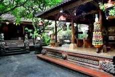 Das besondere Domizil Pure Landhaus & Villa Domizil * * * (*) Region Ubud Authentisch balinesisches Wohnen umgeben von grünen Reisfeldern im tropischen Garten Genießen Sie einen unvergesslichen