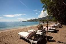 Liegen- und Schirme am Pool und am herrlichen Strand. SPA- Service Das Resort bietet Anwendungen mit herrlichen Ausblick in den tropischen Garten oder auf das Meer.