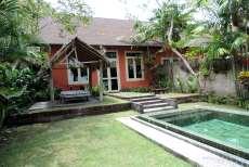 Kampong Bungalow (5) Private Innen- und eine Außen- Badewanne. Aloon Aloon Villen (6) Eigener kleiner tropischer Garten mit Liegen und Sonnenschutz.