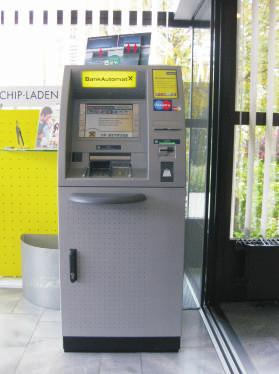 Kontostandsanzeige Alle Raiffeisenkunden können sich bei jedem Raiffeisen BankAutomat in Österreich auch ihren Kontostand abfragen.