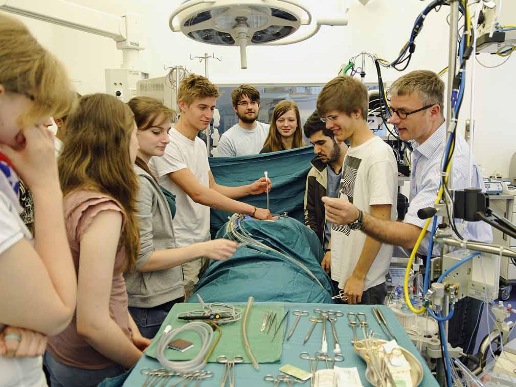 Impressionen Jugendliche simulieren eine OP im Deutschen Herzzentrum. Verschiedene Operationsmethoden sowie Herzdiagnosen wurden vorgestellt.